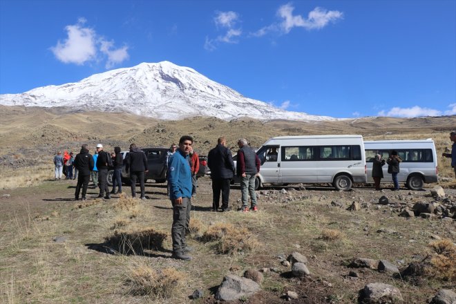 Ağrı yabancı eteklerini Yerli - gezdi ve kaplı akademisyenler AĞRI Dağı