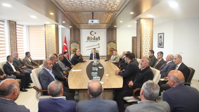 Ahlat Kaymakamı Bingöl, muhtarlarla bir araya geldi
