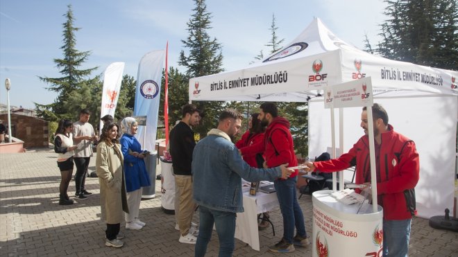 Ahlat polisi, üniversite öğrencilerini terör ve uyuşturucu konularında bilgilendirdi 1