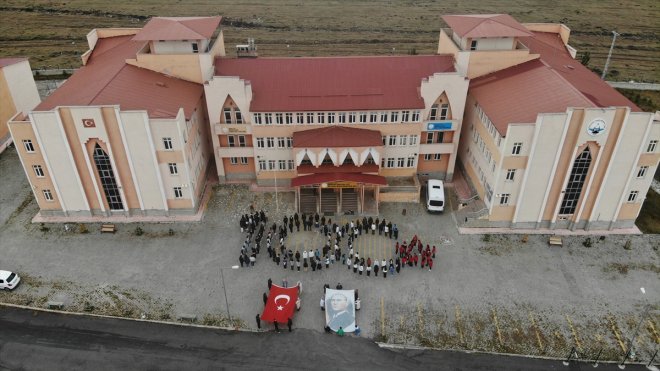 Ardahan'da öğrenciler "100. yıl" koreografisi oluşturdu