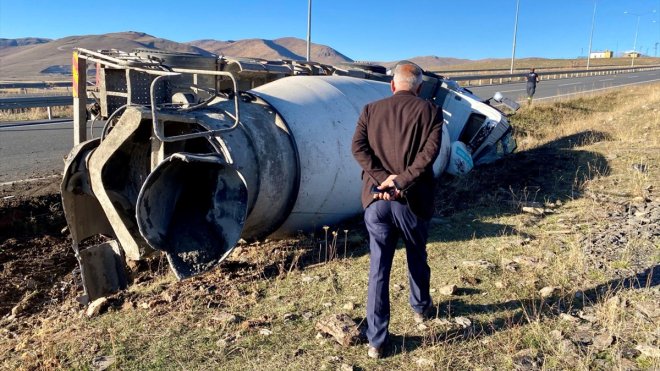 ARDAHAN - Devrilen beton mikserindeki 2 kişi yaralandı1