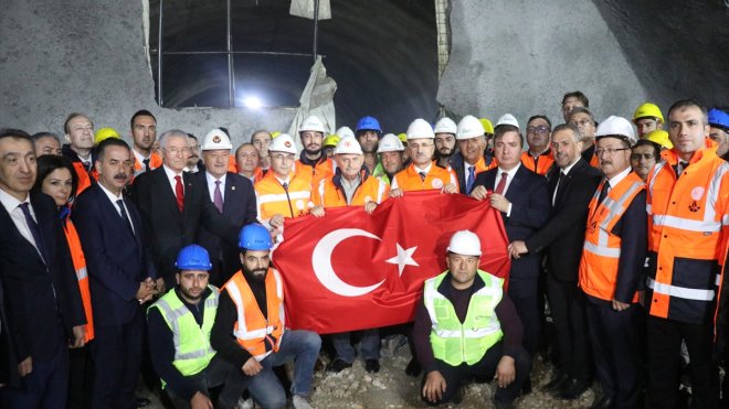 Bakan Uraloğlu, Erzincan'daki Sünebeli Tüneli Işık Görme Töreni'nde konuştu: