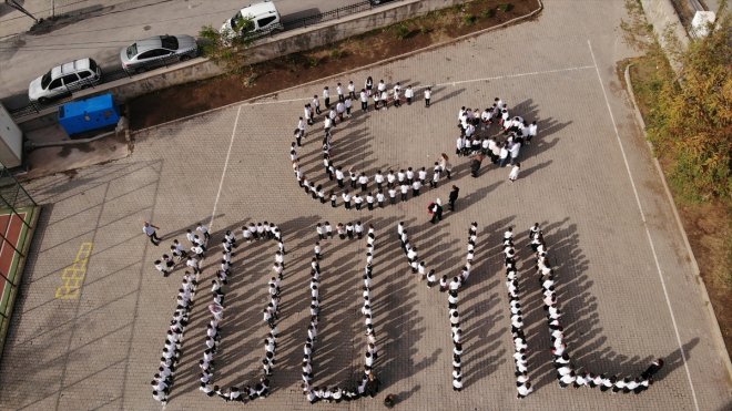 Bitlis'te 300 öğrenci "100. Yıl" koreografisi oluşturdu