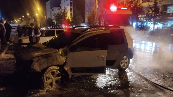 Ahlat'ta park halinde otomobil alev aldı