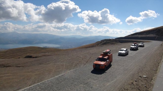 Dalgıçlar, Cumhuriyet'in 100. yılı kapsamında Nemrut Krater Gölü'nde Türk bayrağı açtı