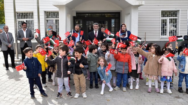 Bitlis'te minik öğrencilerden kumbaralarında biriktirdikleri paralarla Filistinlilere yardım