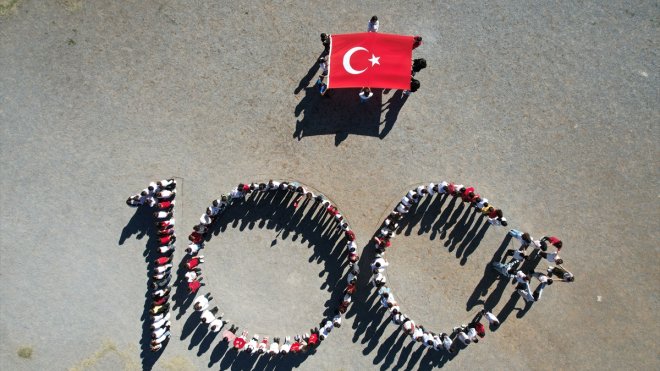 Tatvan'da öğrenciler "100. Yıl" ve "Ay Yıldız" koreografisi oluşturdu