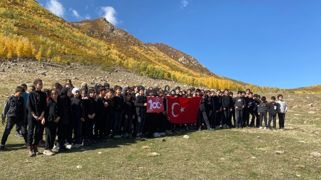 Tatvan'da öğrenciler, Nemrut Dağı eteğinde Gençlik Marşı'nı seslendirdi