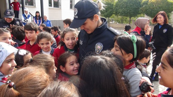 Tatvan'da polisler, Cumhuriyet'in 100. yılını öğrencilerle kutladı