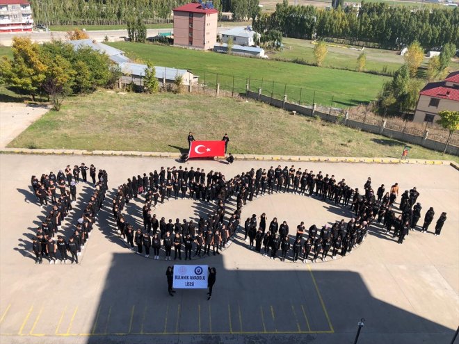 Bulanık'ta öğrenci ve öğretmenler "100. yıl" koreografisi oluşturdu