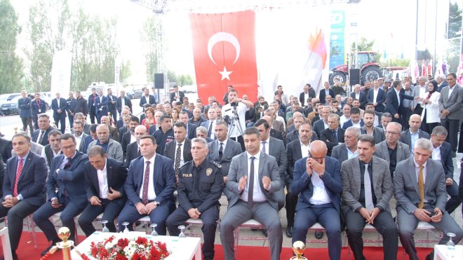 Bulanık'ta TürkTraktör bayisi açıldı