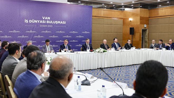 Cumhurbaşkanı Yardımcısı Cevdet Yılmaz, Van'da iş insanlarıyla bir araya geldi: