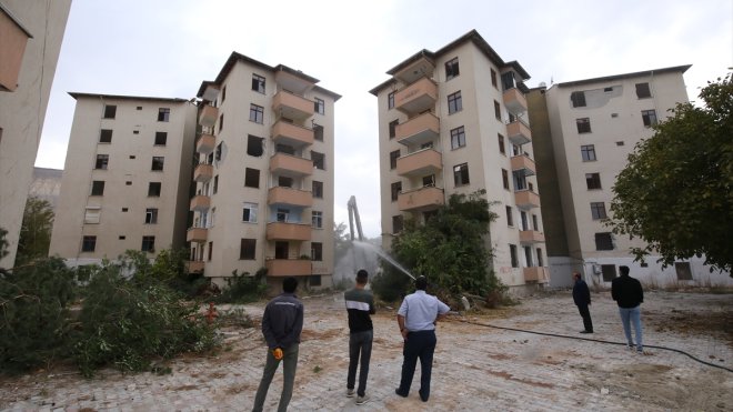 Darende'de ağır hasarlı binalar yıkılıyor