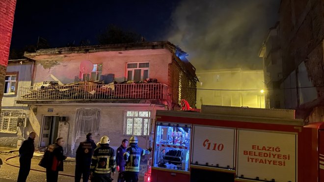 ELAZIĞ - Binanın çatısında çıkan yangın söndürüldü1