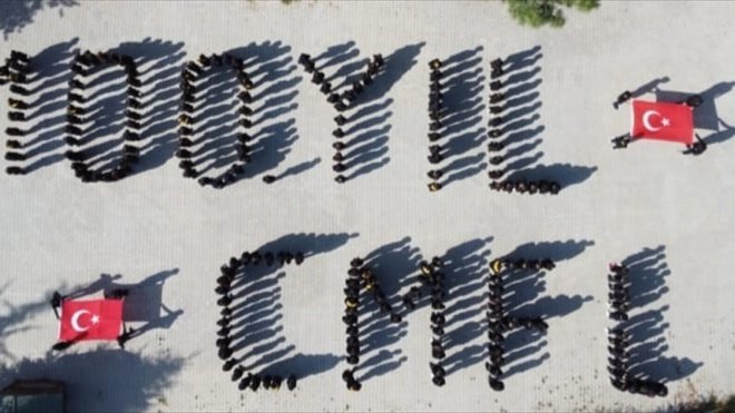 Elazığ'da öğrenciler "100. yıl" koreografisi oluşturdu