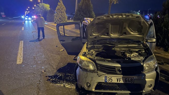 Elazığ'da otomobil ağaca çarpıp karşı şeride devrildi, 3 kişi yaralandı