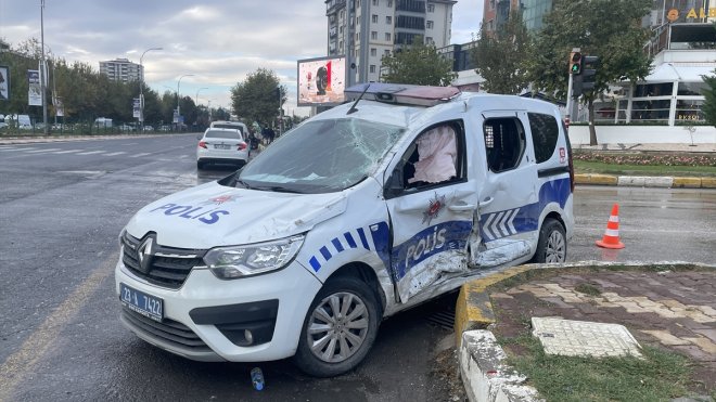 Elazığ'da otomobille çarpışan ekip aracındaki 2 polis yaralandı
