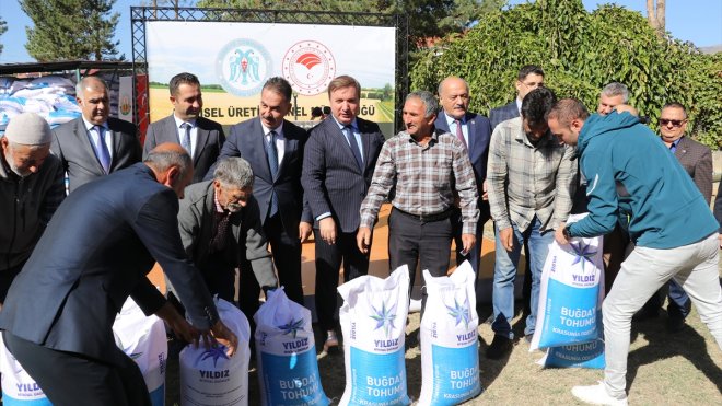 Erzincan'da çiftçilere 349 ton buğday tohumunun dağıtımına başlandı