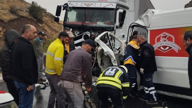 Erzincan'da tır ile kamyonetin çarpıştığı kazada 1 kişi öldü, 2 kişi ağır yaralandı