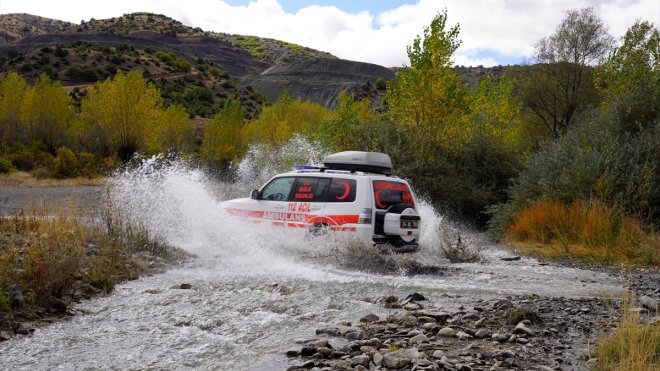 ERZİNCAN - Dağ köylerindeki hastalara 4x4 ambulansla sağlık hizmeti götürüyorlar1