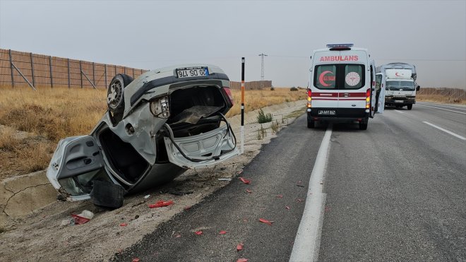 Erzincan'da devrilen otomobildeki 3 kişi yaralandı