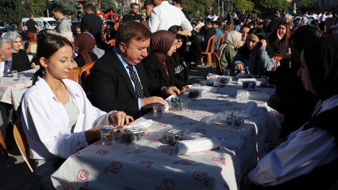 ERZİNCAN - Erzincan Valisi Aydoğdu öğrencilerle kahvaltı yapıp ulaşımda indirim müjdesi verdi1