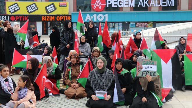 Erzincan'da kadınlar Filistin için sessiz oturma eylemi gerçekleştirdi