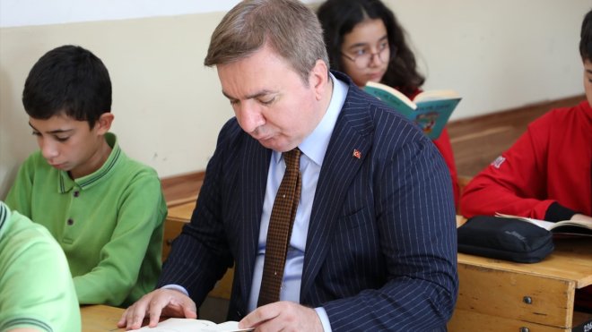 Erzincan'da tüm öğrenciler eş zamanlı 24 dakika kitap okudu