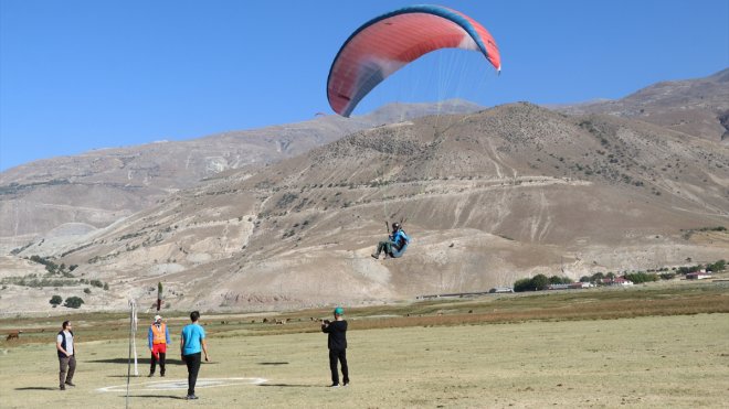 Erzincan'da Yamaç Paraşütü Hedef Eğitim Yarışması başladı