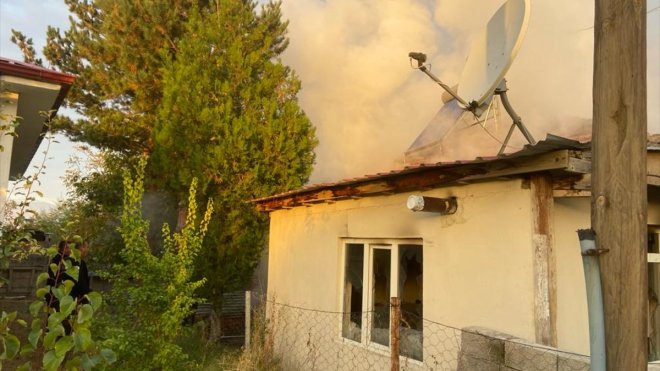 ERZİNCAN - Yangın çıkan tek katlı ev kullanılamaz hale geldi1