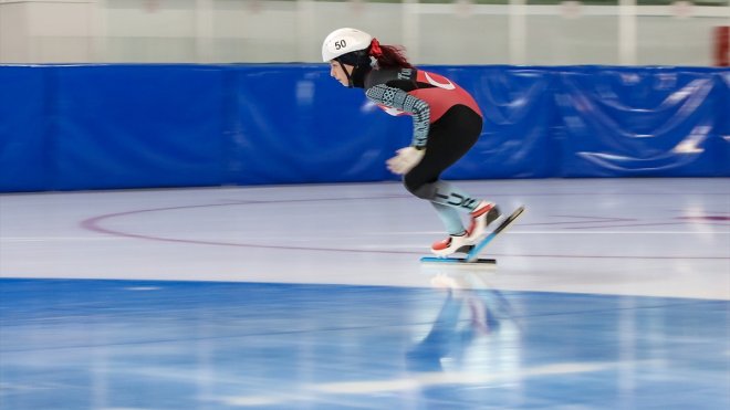 14 yaşındaki başarılı sürat pateni sporcusu Derya Karadağ, olimpiyatları hedefliyor
