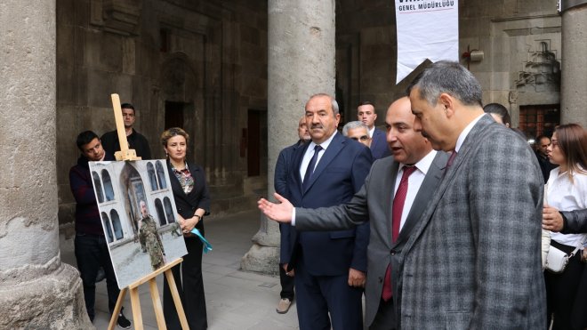Azerbaycanlı ressamlar eserlerini Erzurum'daki tarihi Çifte Minareli Medrese'de sergiledi