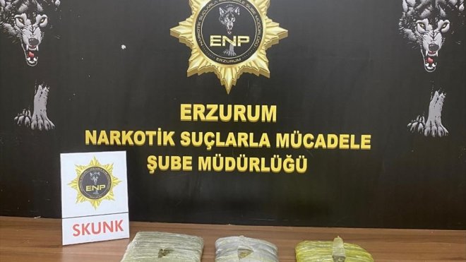 Erzurum'da valizinde uyuşturucu bulunan zanlı tutuklandı