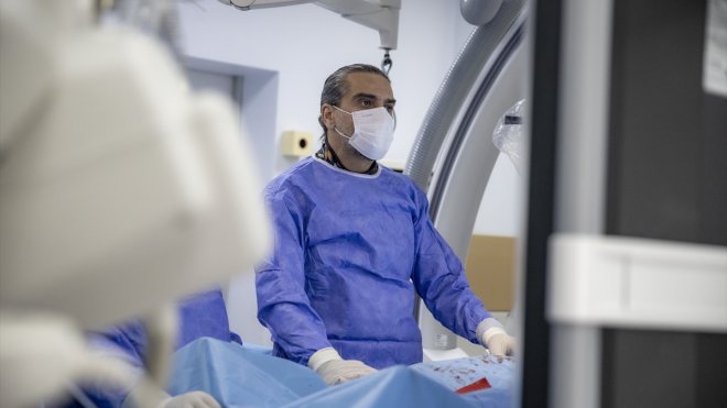 ERZURUM - Felç geçiren hastaları zamanla yarışarak hayata bağlıyorlar1