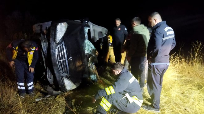 ERZURUM - Şarampole devrilen otomobildeki 3 kişi yaralandı1
