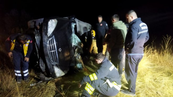 Erzurum'da şarampole devrilen otomobildeki 3 kişi yaralandı