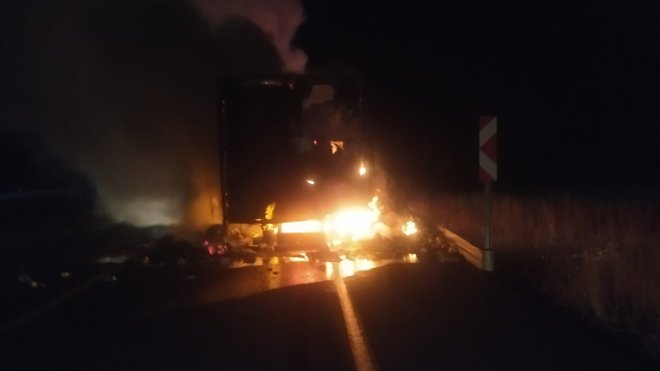 ERZURUM - Seyir halindeyken alev alan kamyon kullanılamaz hale geldi1