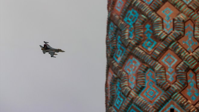 ERZURUM - SOLOTÜRK Erzurum semalarında selamlama uçuşu yaptı1