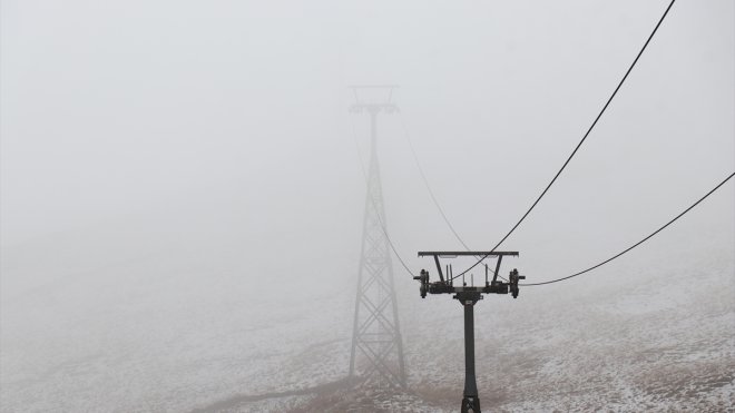 Erzurum'un yüksek kesimlerine mevsimin ilk karı yağdı