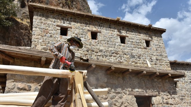 Çukurca'daki tarihi kale evleri turizme kazandırılacak