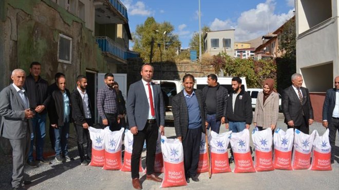 Hakkari'de çiftçilere buğday ve arpa tohumu dağıtıldı