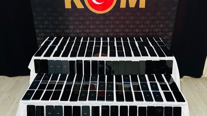 Hakkari'de gümrük kaçağı 260 telefon ele geçirildi