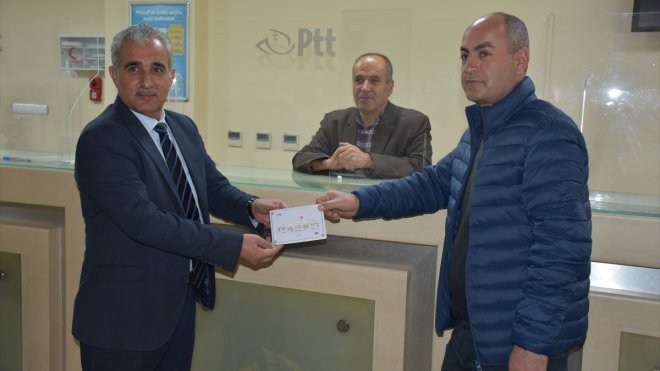 Hakkari'de PTT'ye gelen 183. müşteriye pul serisi hediye edildi