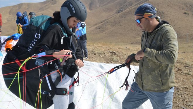 Huzurun hakim olduğu Yüksekova'da gökyüzü paraşütlerle renklendi