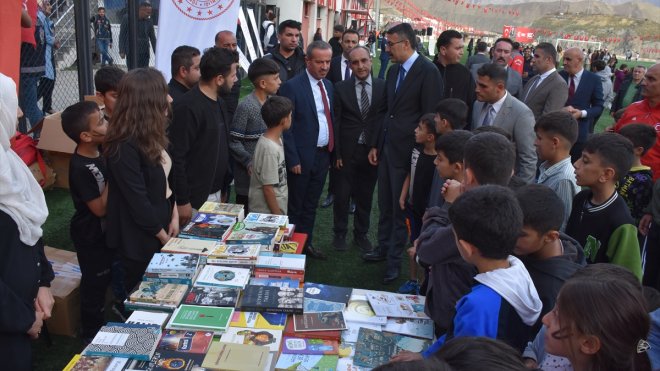 Şemdinli'de Cumhuriyet'in 100 yılı dolayısıyla yürüyüş düzenlendi