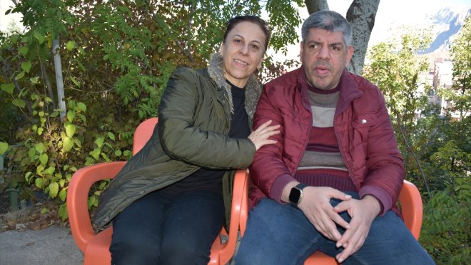 Hakkarili fedakar abla engelli kardeşine hem annelik hem babalık yapıyor