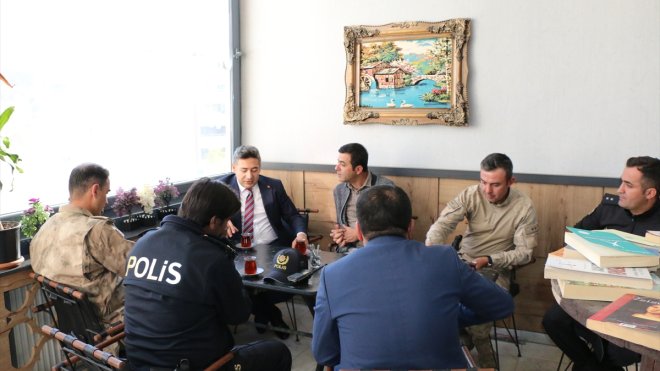 Hizan Kaymakamı Özçelik, esnaf ve vatandaşı ziyaret etti