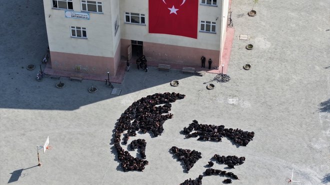 Iğdır'da 400 öğrenci 'Atatürk silüeti' koreografisi oluşturdu