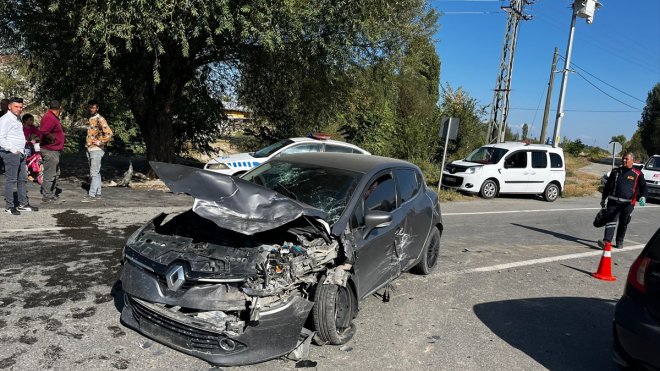 Iğdır'da otomobil öğrenci servis aracına çarptı, 10 kişi yaralandı