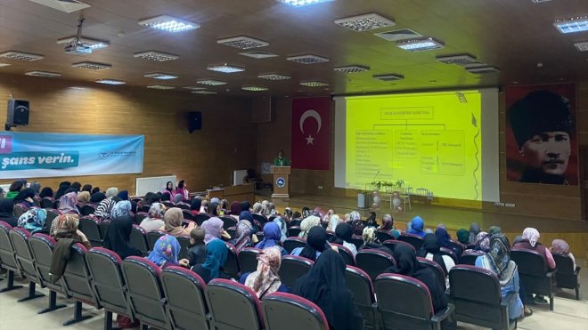 İspir'de kadınlara meme kanseri farkındalık semineri verildi